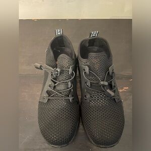 New w/Box The Invincible Shoes Black Defender 703 size 7.5 US- 38 CN
